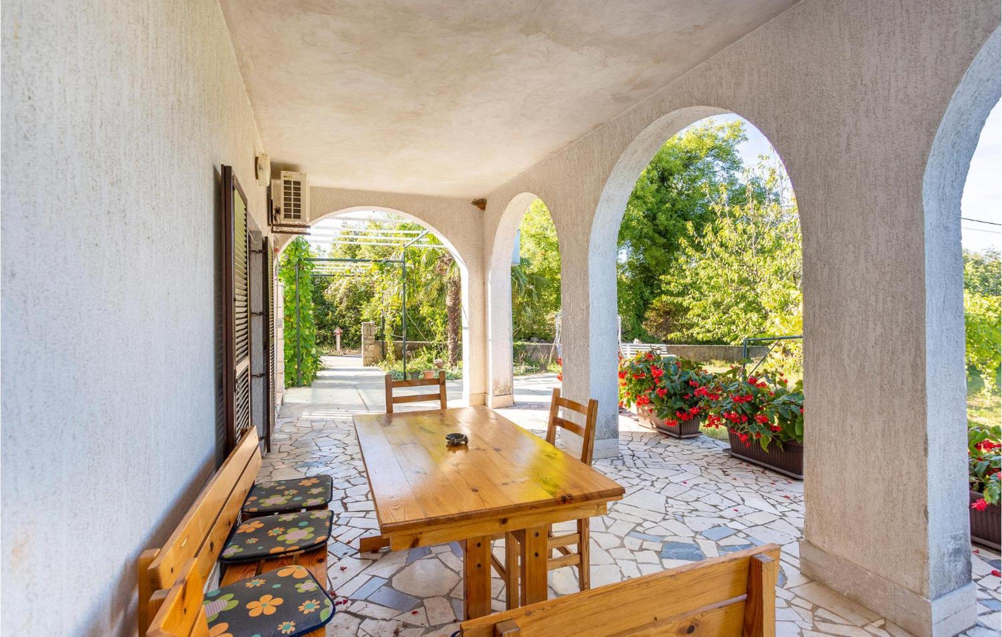 Beautiful Apartment In Malinska With Wifi Luaran gambar