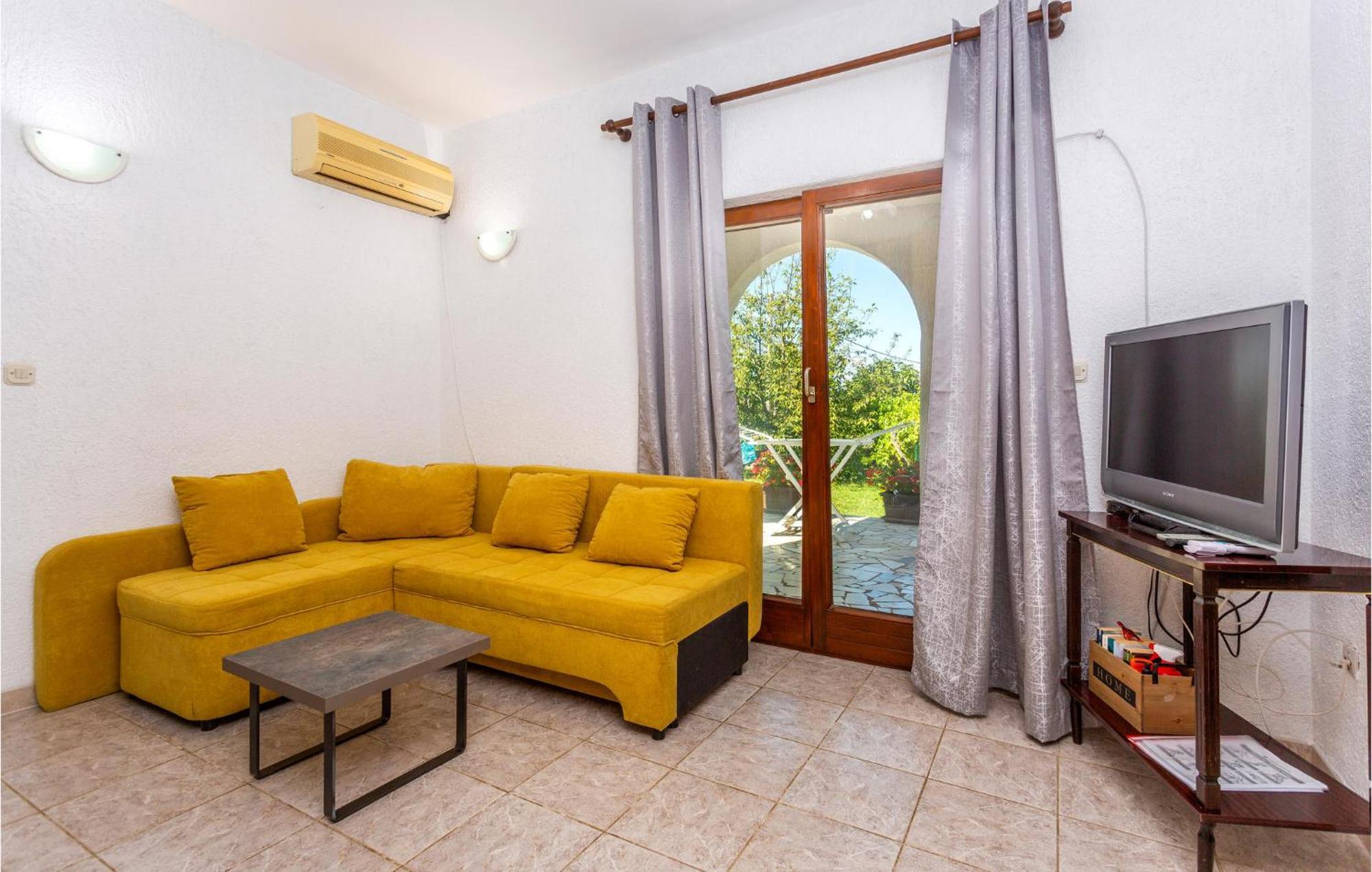 Beautiful Apartment In Malinska With Wifi Luaran gambar